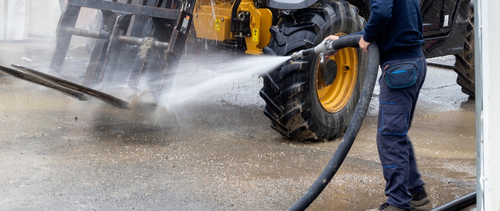 Washing,Construction,Machinery,Off,Dirt,Before,Goes,Out,Of,The